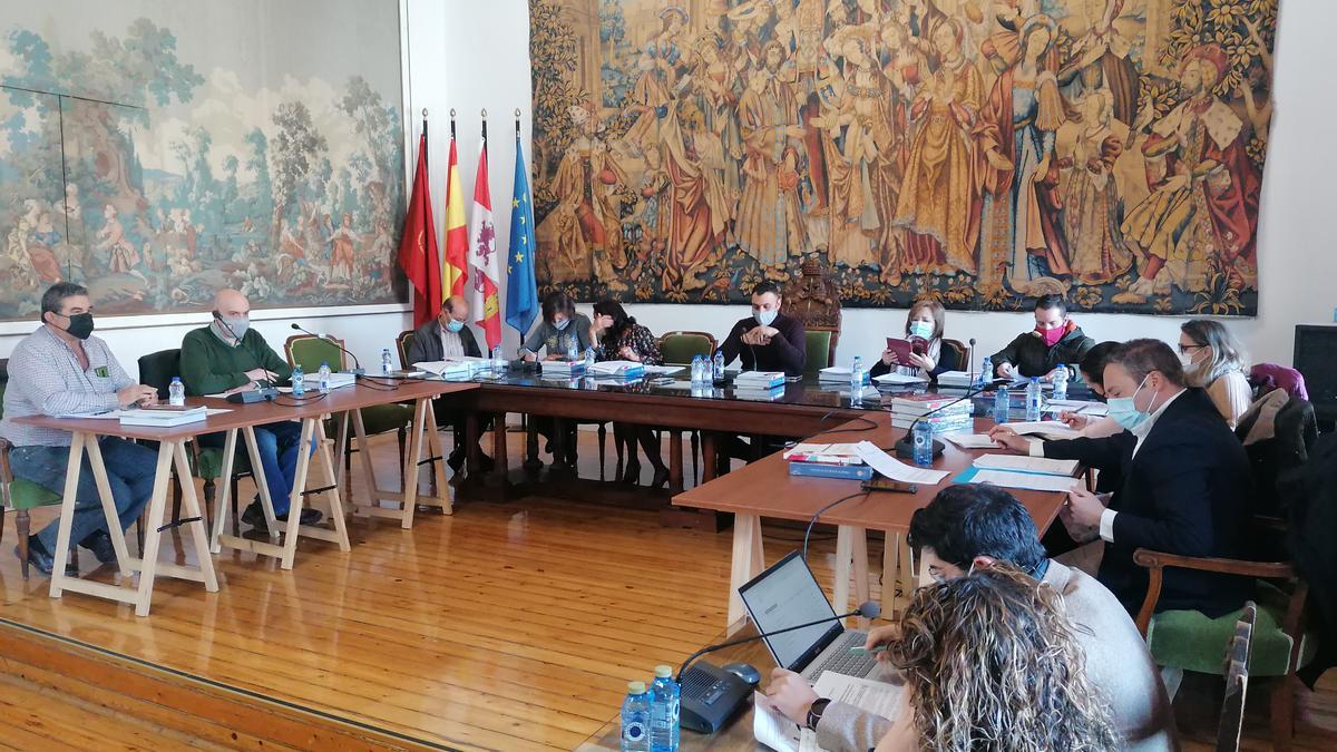 Los concejales del Ayuntamiento de Toro se disponen a iniciar el debate en el pleno