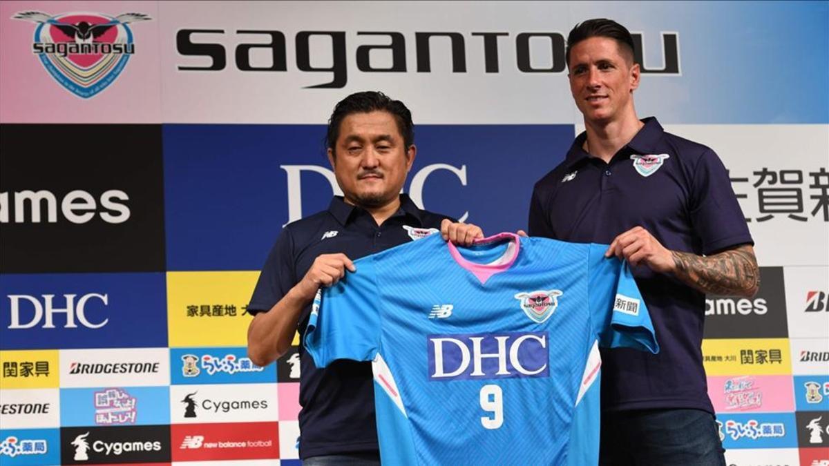 Fernando Torres posa junto al presidente del Sagan Tosu, Minoru Takehara, en su presentación