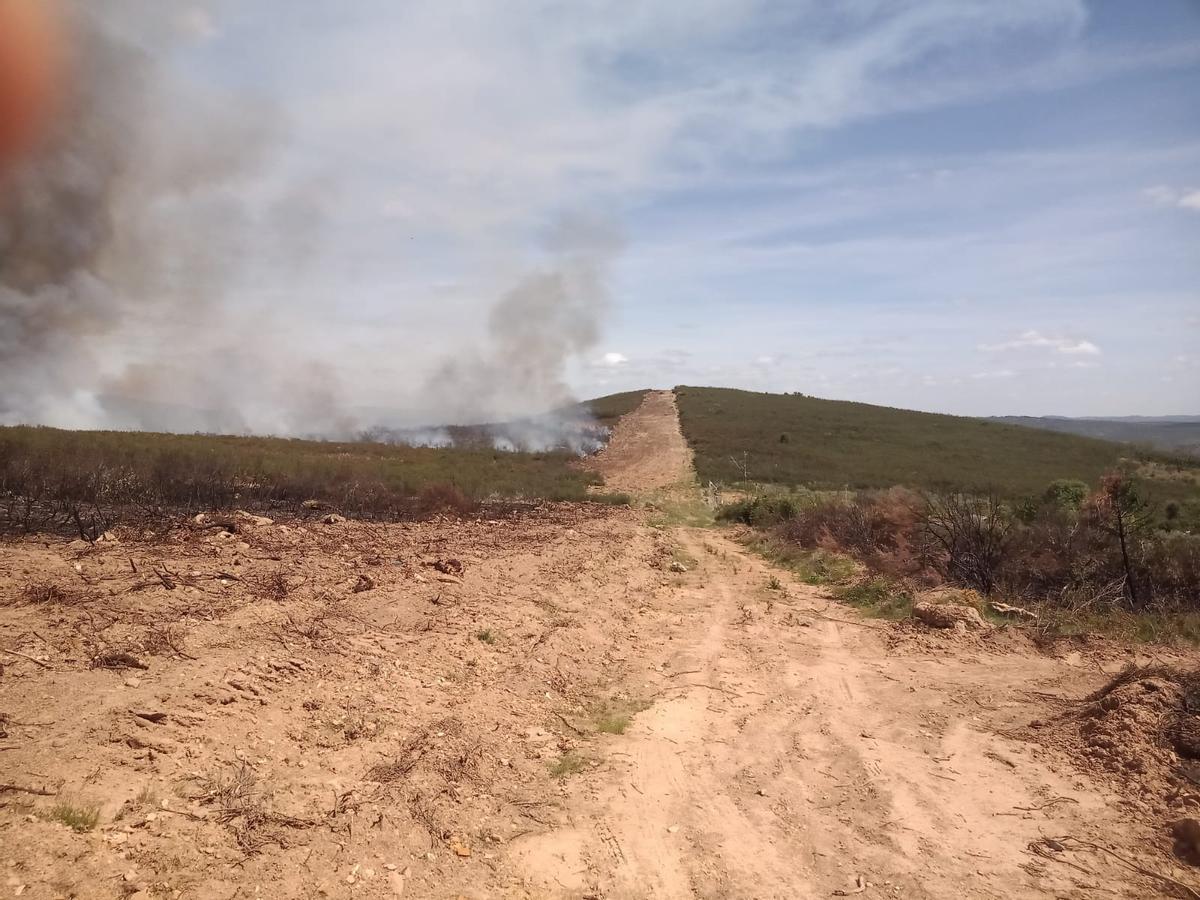 Incendio en Riomanzanas, en el límite entre España y Portugal