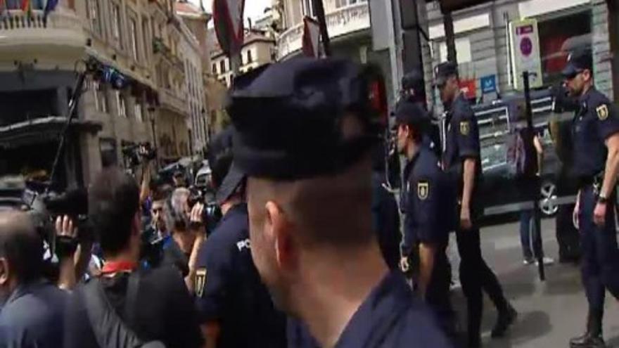 La policía impide la manifestación que pedía la III República