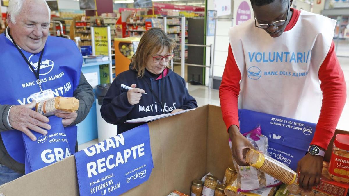 Voluntaris del Banc dels
Aliments, ahir en un super-
mercat de Girona.  ANIOL RESCLOSA