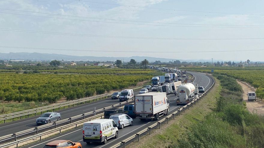 Retenciones en la A7 a la altura de San Isidro tras el vuelco de un camión