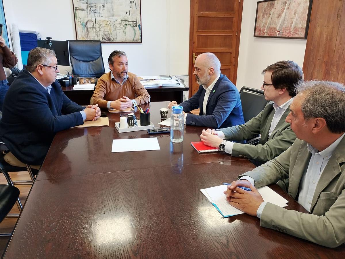 Fernando Rubio conversa con representantes del sector del 'rent a car, a la derecha, Cristóbal Herrera, presidente de Baleval.