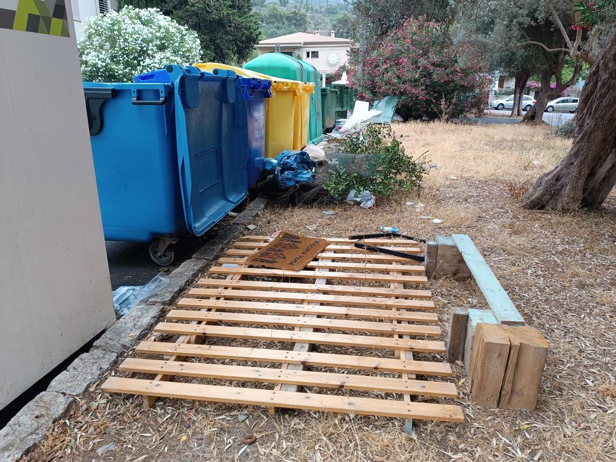 Baura arrojada al lado de los contenedores en Sóller.