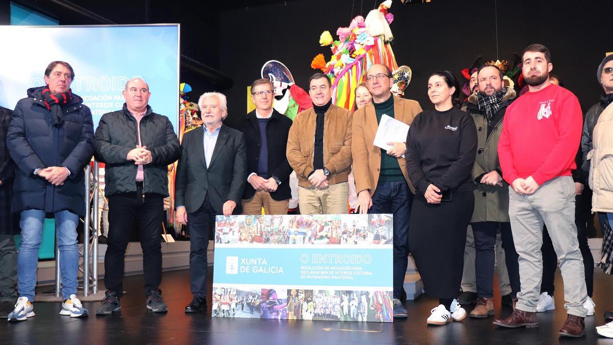 El conselleiro Román Rodríguez y el secretario xeral de Cultura, Anxo Lorenzo, visitaron el Museo del Carnaval de Xinzo