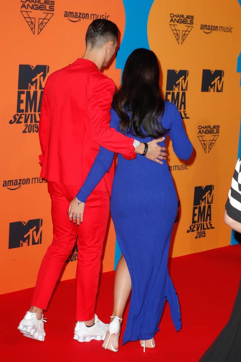 Cristiano Ronaldo y Georgina Rodríguez dejando la alfombra de los MTV EMA 2019