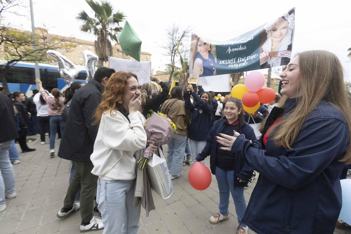 Las candidatas regresan a Alicante arropadas por una emotiva bienvenida de foguerers, en imágenes Las candidatas regresan a Alicante arropadas por una emotiva bienvenida de foguerers, en imágenes