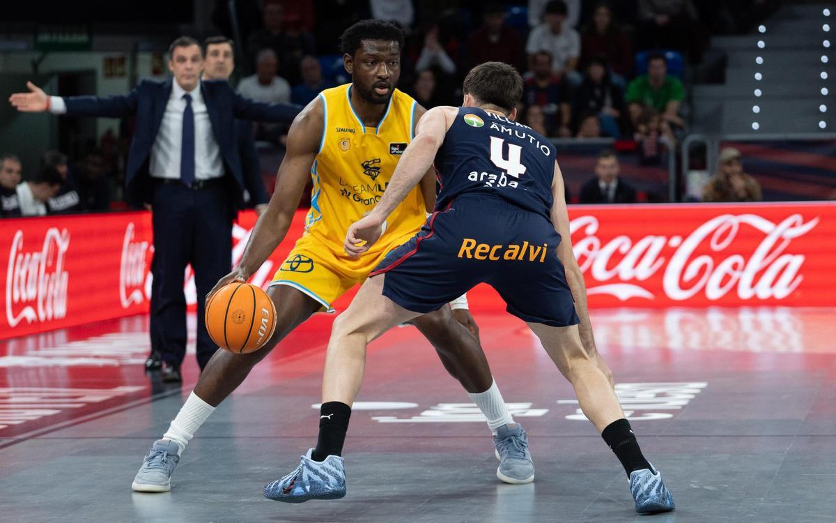 Chimezie Mete encara a Rafa Villar durante el duelo entre el Baskonia y el Granca en el Buesa.