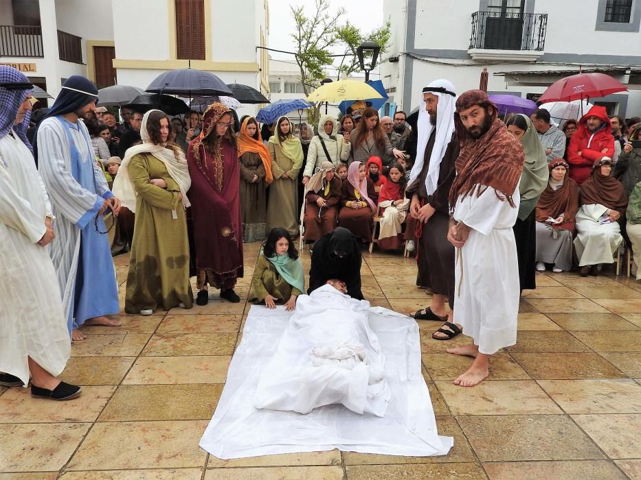 El tiempo dio una tregua para la procesión de Jesús Nazareno en Sant Ferran y ayer el vía crucis se celebró bajo una fina lluvia