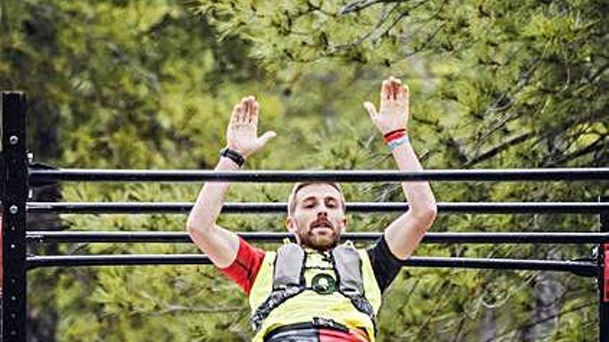 Un participant en una de les curses d&#039;obstacles de la Farinato Race