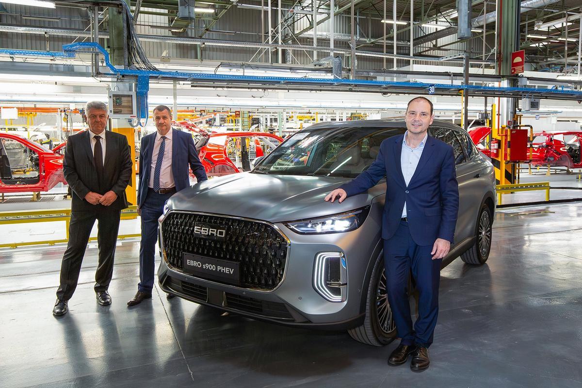De izquierda a derecha: Kaloyan Ganev, Georgi Petrov y Rafael Ruiz en su visita a la Ebro Factory.