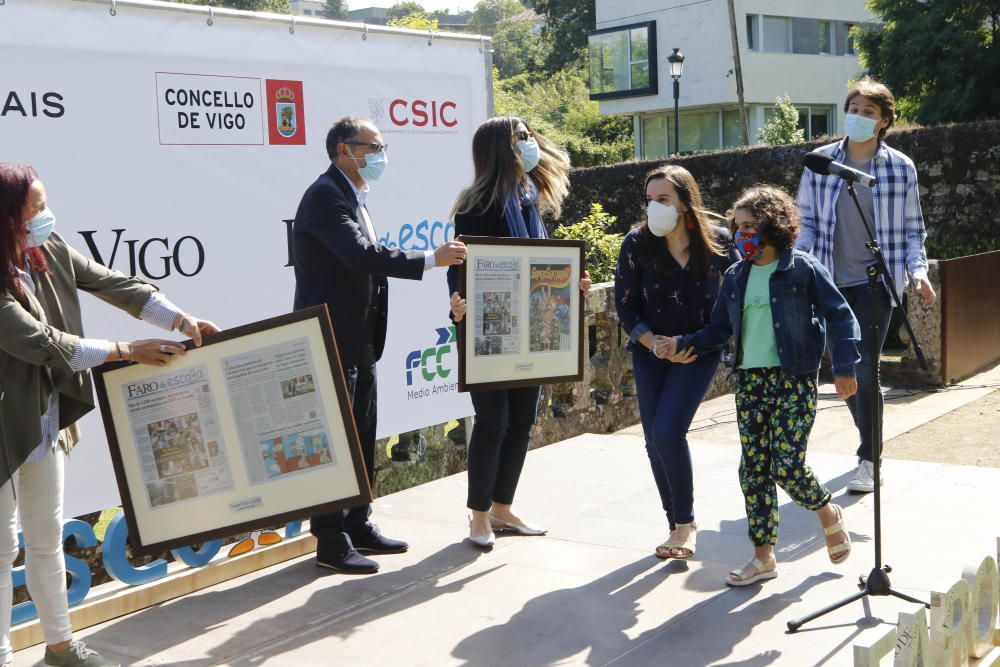 Profesores y alumnos participantes en la quinta edición de FARO da Escpña reciben el reconocimiento en Castrelos por su gran trabajo durante un curso marcado por el coronavirus.