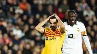 La mano de Iñaki Peña salvó al Barça en Mestalla