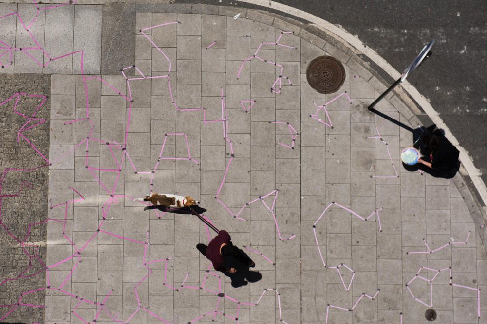 La artista Paula Fraile traza un mapa de color entre los restos de chicles que invaden las calles de la ciudad, dentro del ciclo 'Expontáneas'