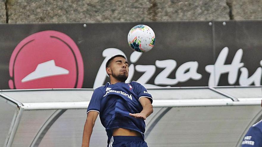 Un jugador del Celta despeja el balón durante un partido. |  // ALBA VILLAR