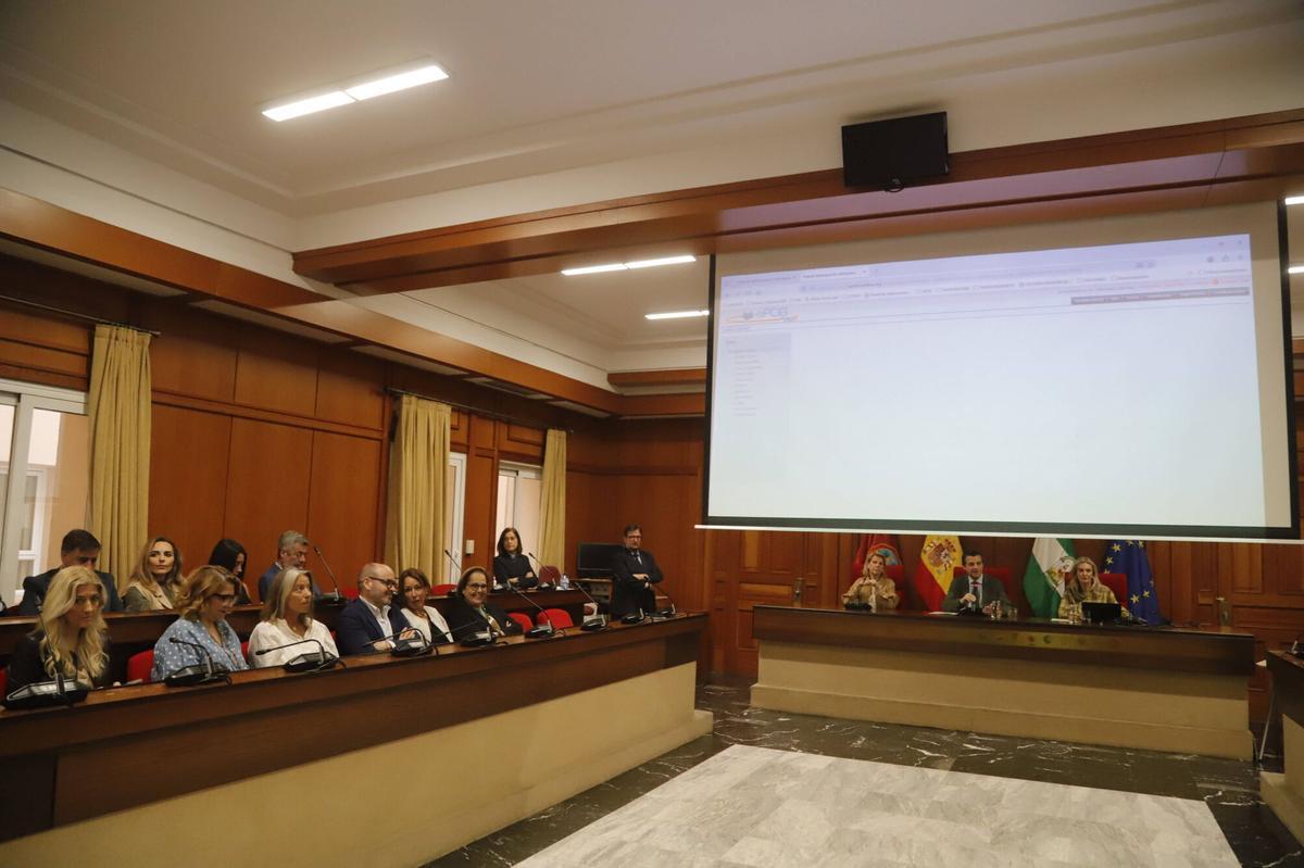 Sorteo público celebrado en el Ayuntamiento de Córdoba para elegir a los componentes de las mesas electorales del 17M en la capital.