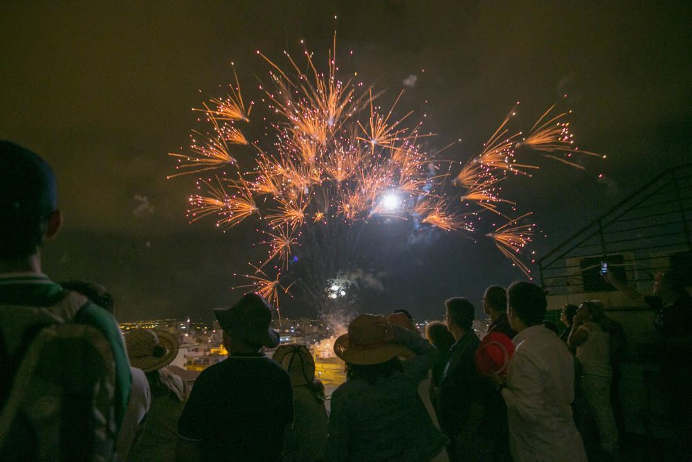 La Palmera de la Virgen ha hecho que la noche se convierta en día, en el cierre de la Nit de l''Albà