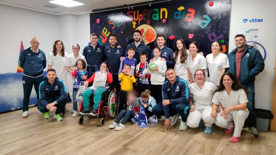 Jugadores, técnico y presidente del Alzira FS, con pacientes y trabajadores del hospital.