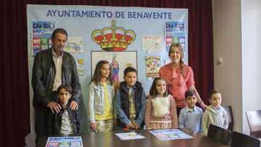 El alcalde Juan Dúo y la edil Ana San Román con los niños ganadores del concurso.