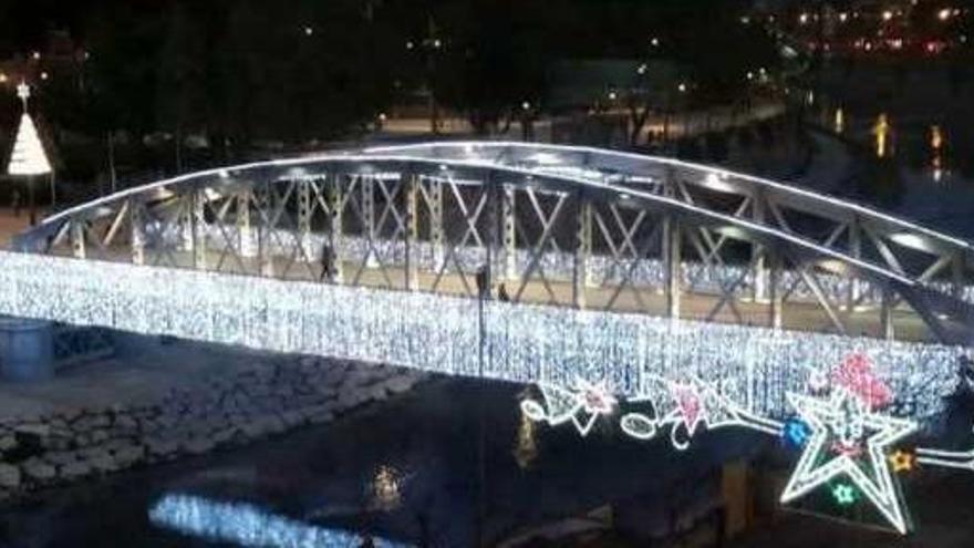 Miles de bombillas blancas en el Puente de Hierro