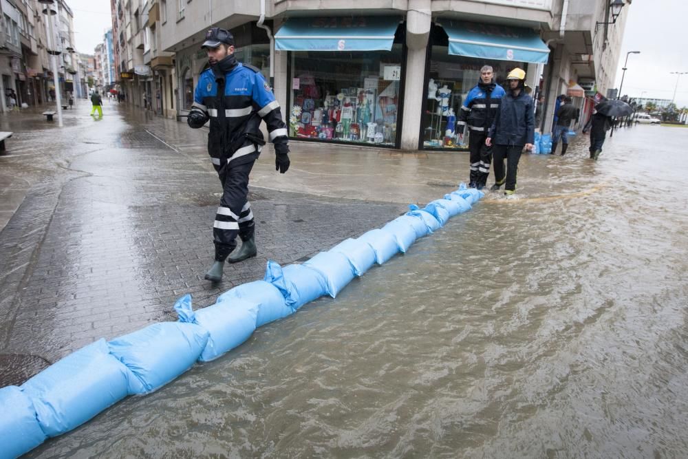 Evacuados en zodiac por las inundaciones en Sada