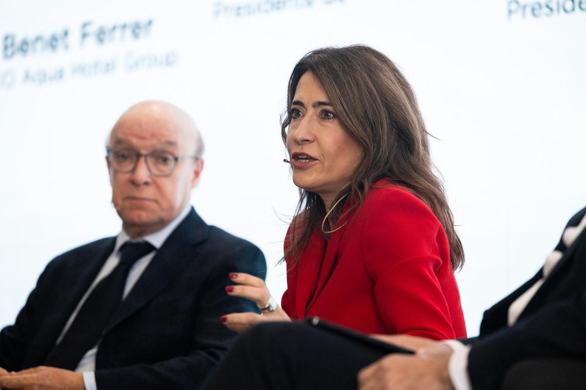 Raquel Sánchez, presidenta de Paradores junto a Benet Ferrer, CEO de Aqua Hotel Group, consejero delegado de Aqua Hotel Group
