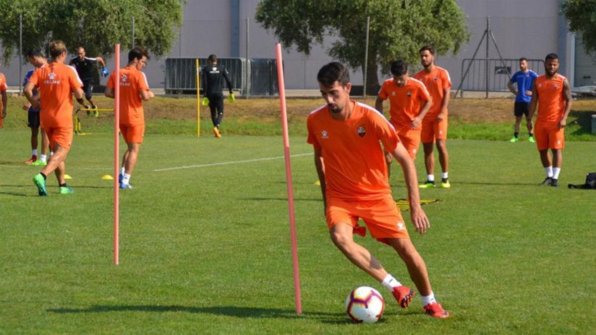 Isaac Cuenca sigue entrenando con el Reus a pesar de no poder jugar