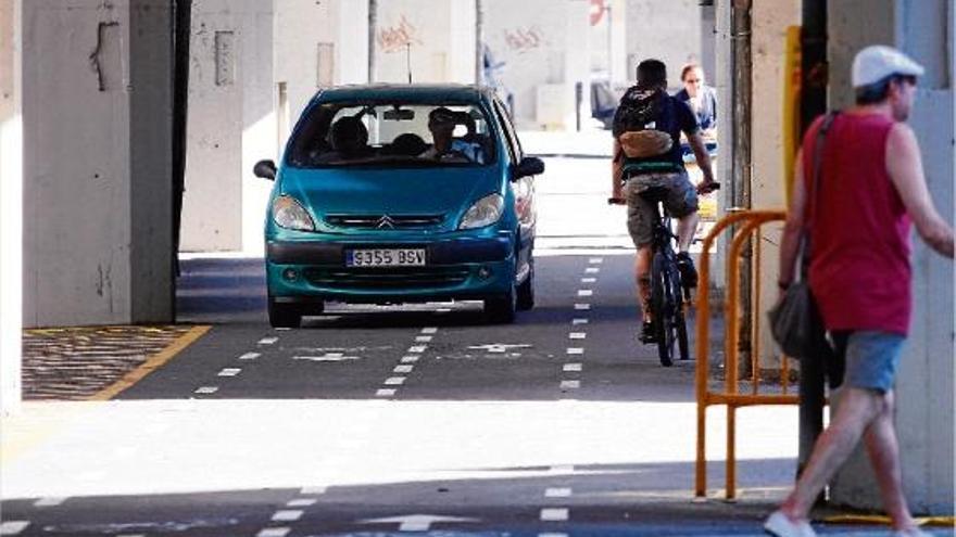 Comença la convivència entre conductors, ciclistes i vianants