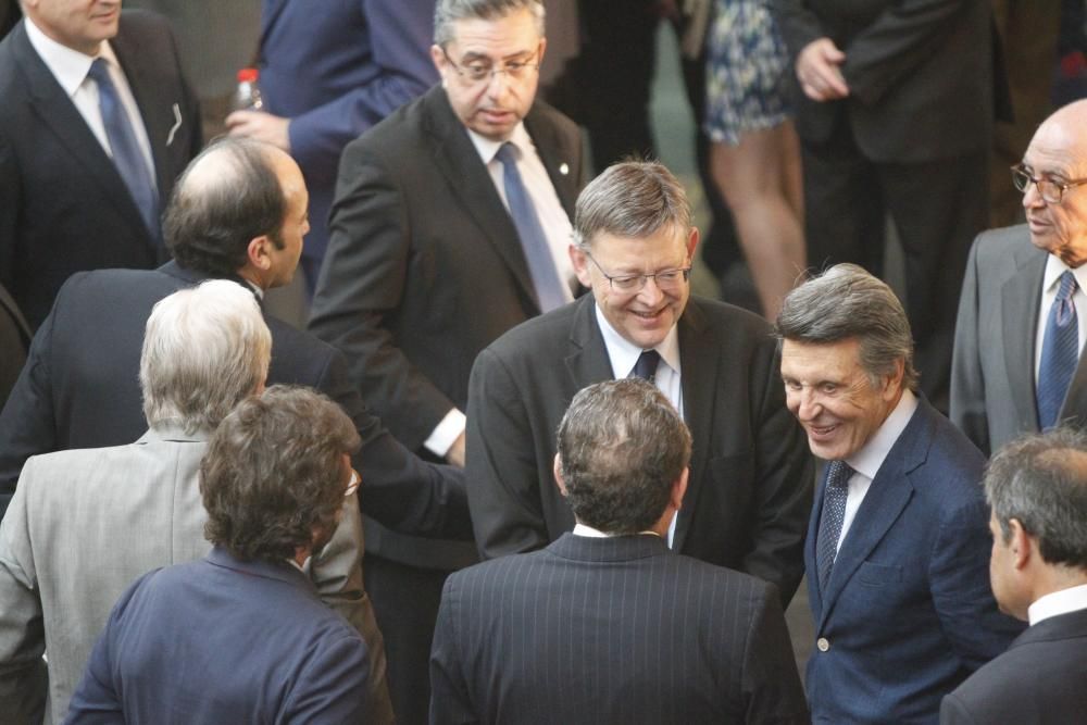 Ximo Puig, president de la Generalitat Valenciana conversa con Javier Moll, presidente EPI y Manuel Colonques, presidente de Porcelanosa