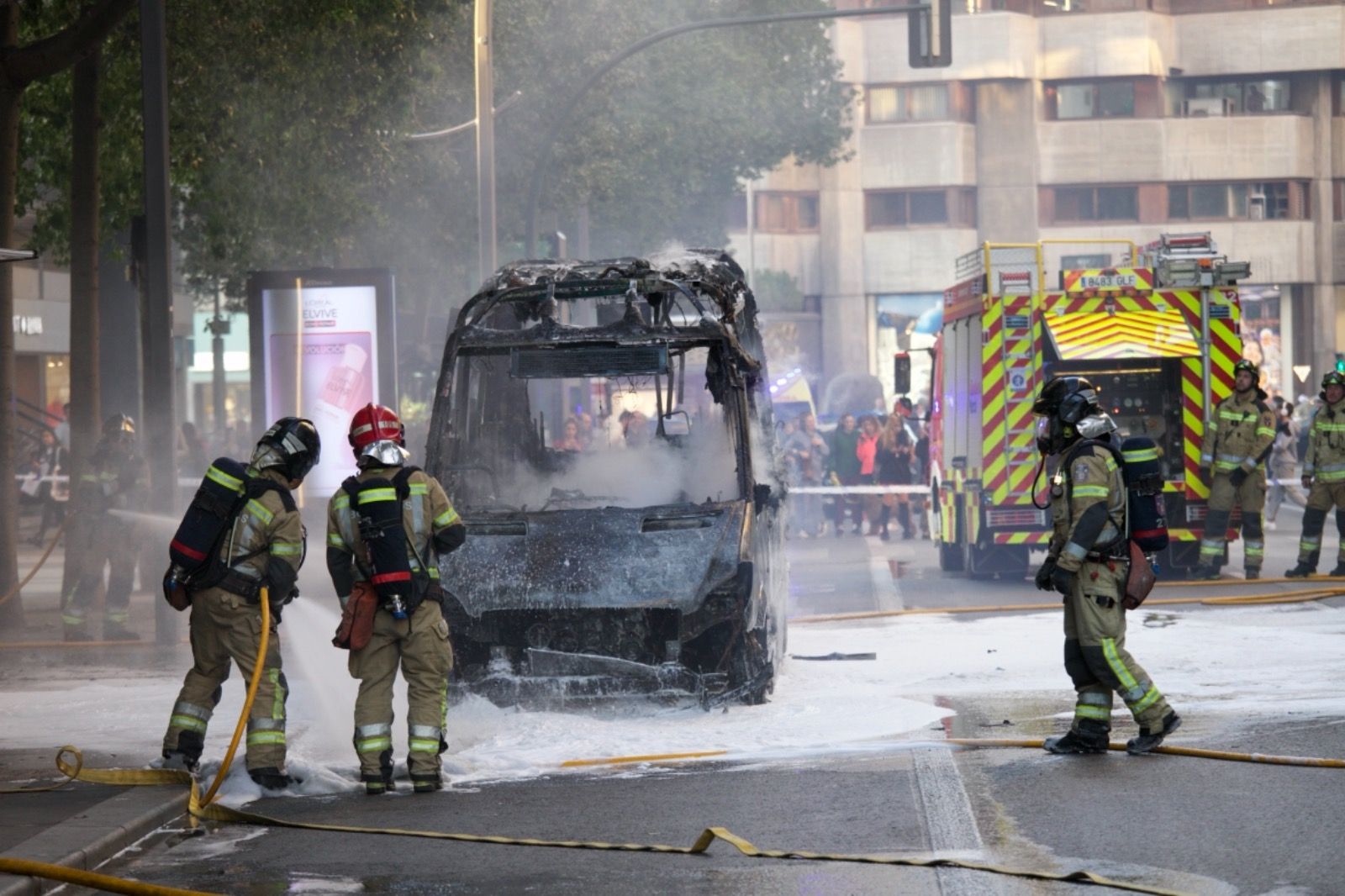 Las imágenes del incendio de un coche en plena Gran Vía de Murcia