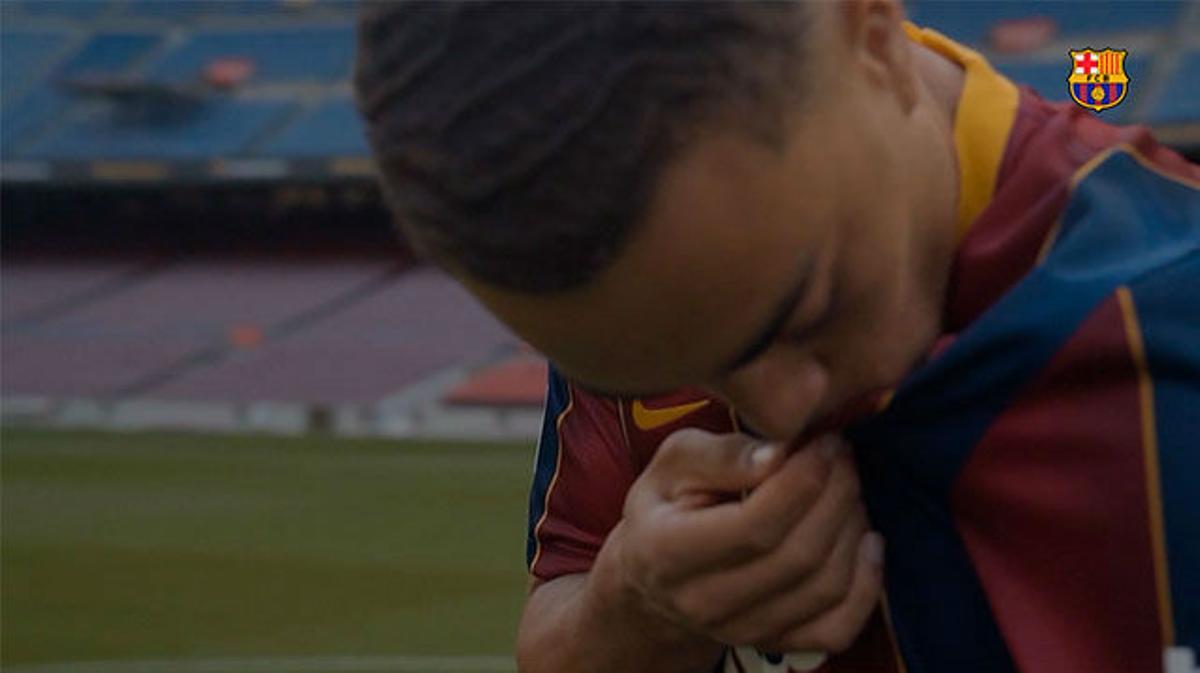 ¡Sergiño Dest ya besa el escudo del FC Barcelona!