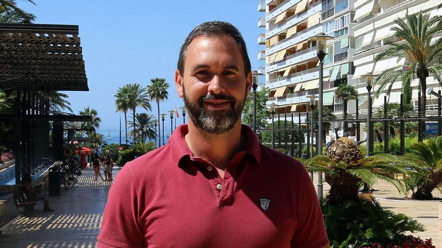 Héctor Morales posa en Marbella a pocos dias para que arranquen las eliminatorias por el ascenso a LaLiga SamartBank