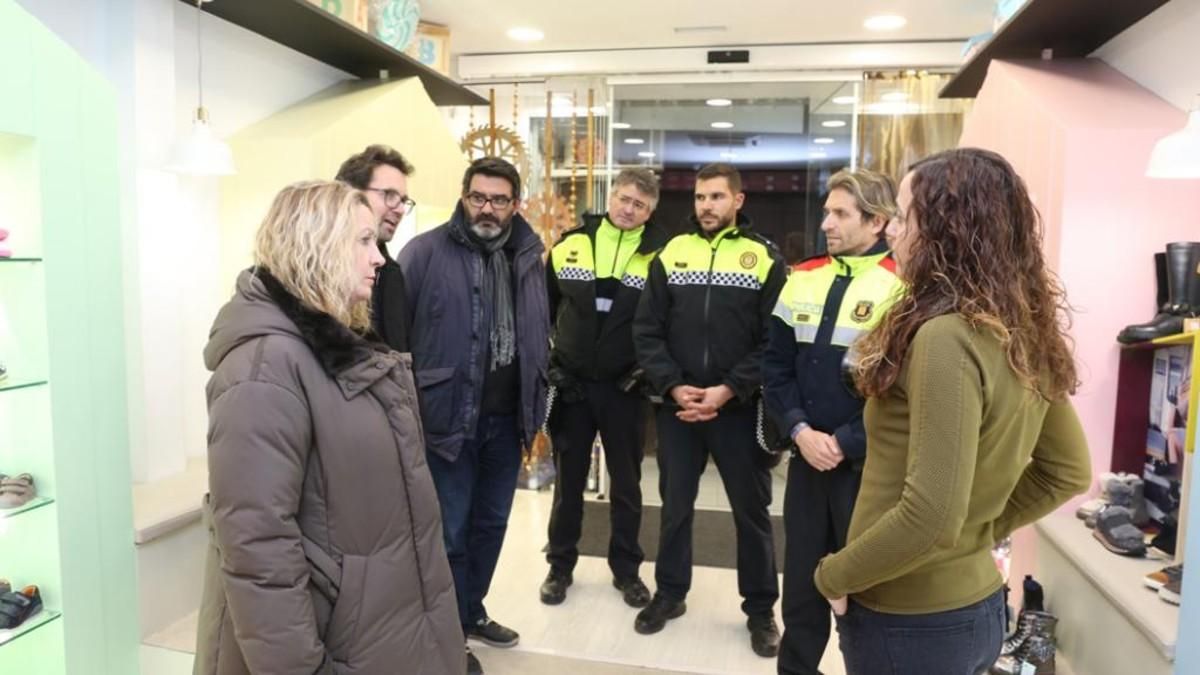 La Policia Local de Viladecans, els Mossos i els regidors Anselmo Sánchez i Carme Gimeno fan una ronda informativa per diferents establiments de la ciutat.