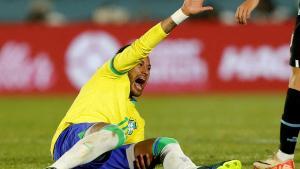 Neymar, tras sufrir su última lesión en el partido contra Uruguay.