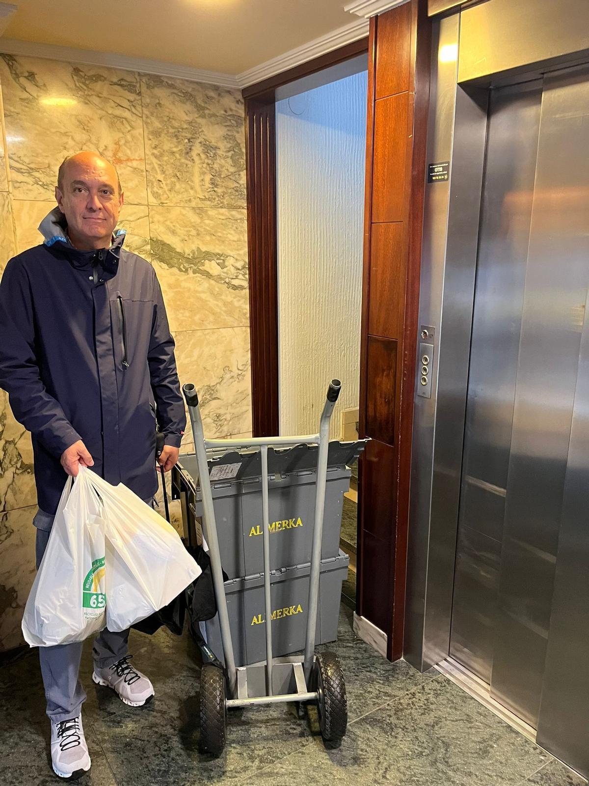 Un vecino junto al ascensor.