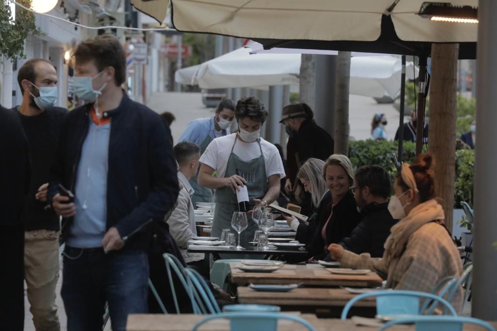 Terrazas llenas en la reapertura nocturna de los restaurantes