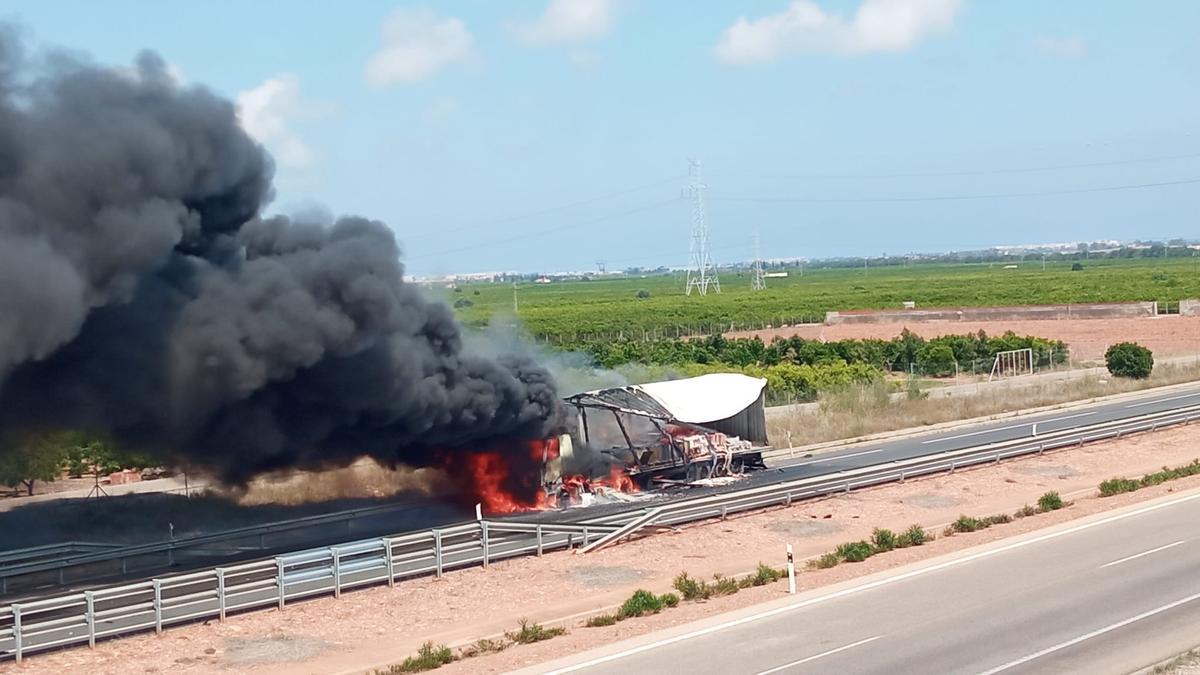 Accident a l'AP-7: dos camions xoquen a l'altura de la Vilavella