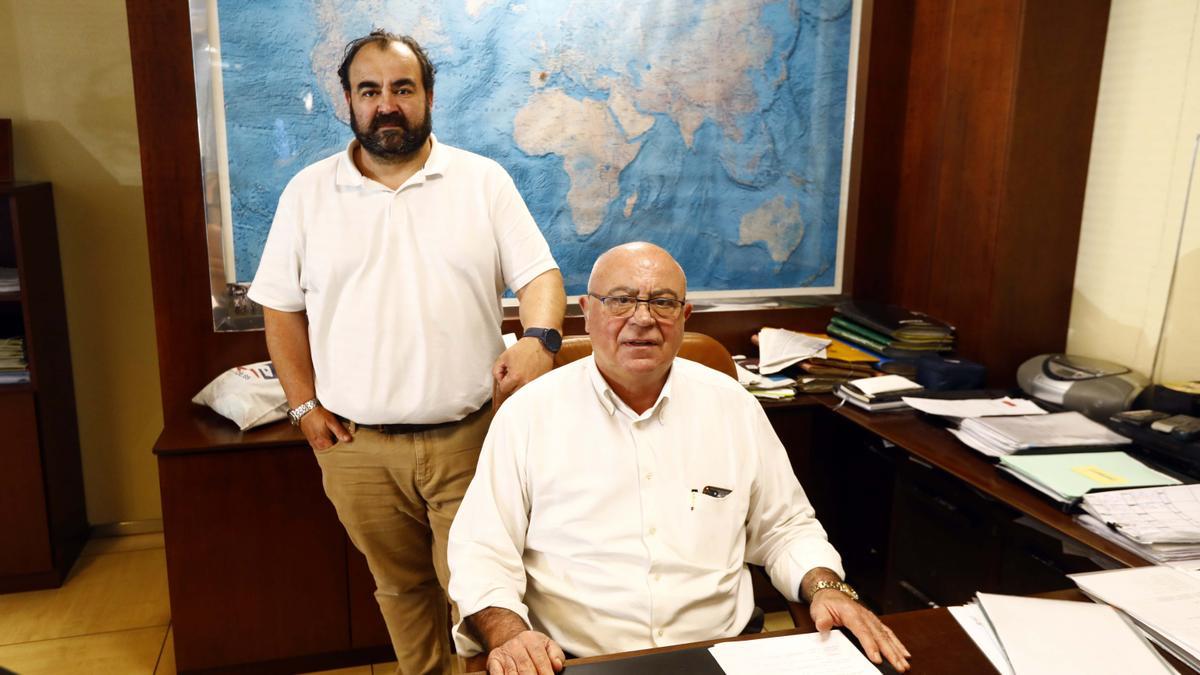 El fundador, con su hijo Carlos, en las oficinas de la empresa en el polígono El Portazgo.