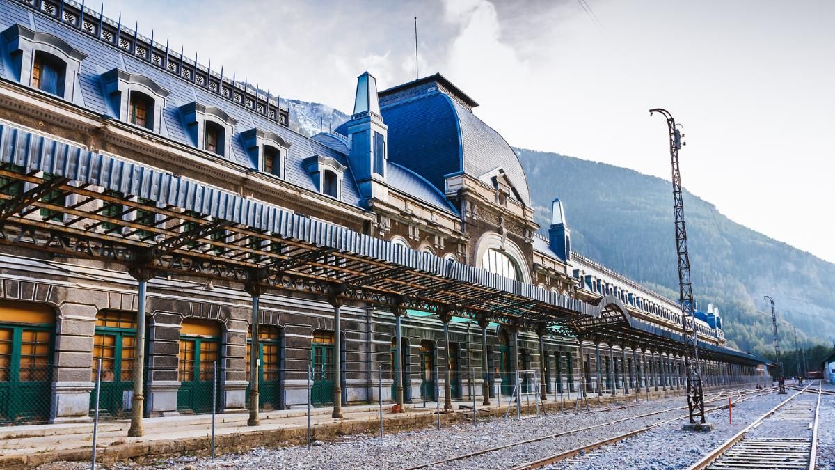 Parece el palacio de una emperatriz pero es la estación de tren más bonita de España: es como un viaje a la Belle Époque.