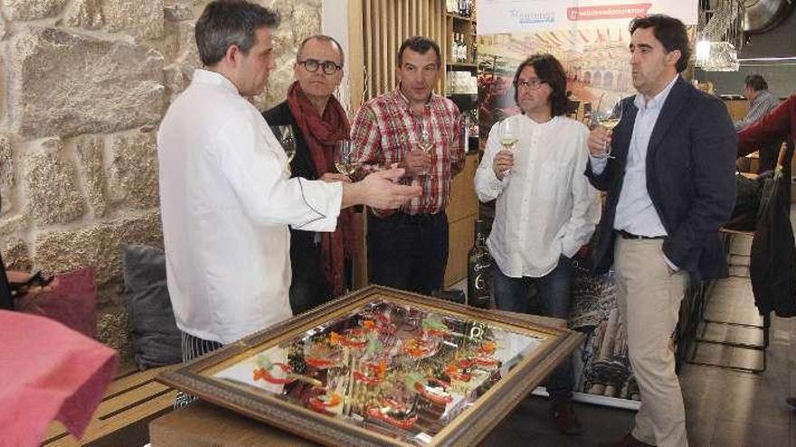 El chef de Sanmiguel con el alcalde; Javier Outumuro; Felicísimo Pereira y Jorge Pumar. // Iñaki Osorio