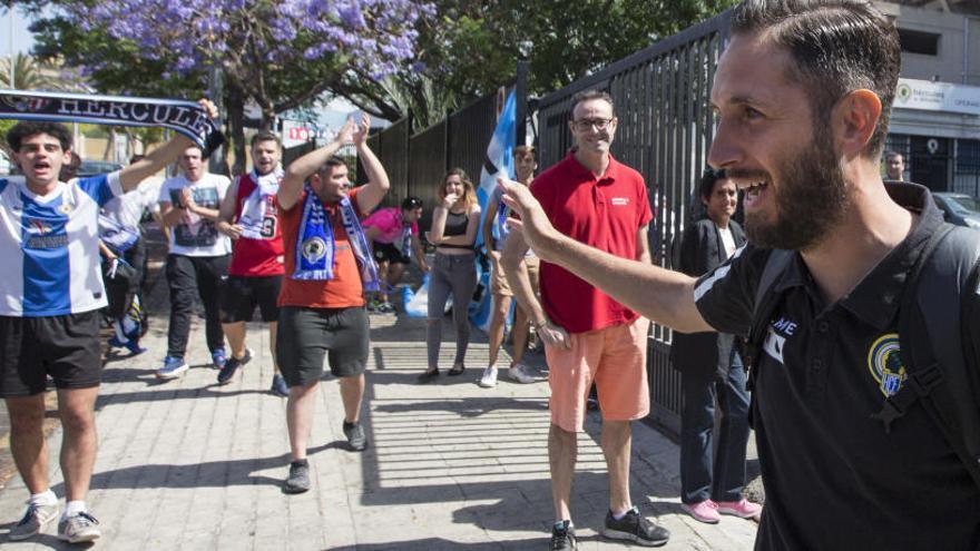 Planagumà saluda a varios aficionados antes de viajar a Logroño