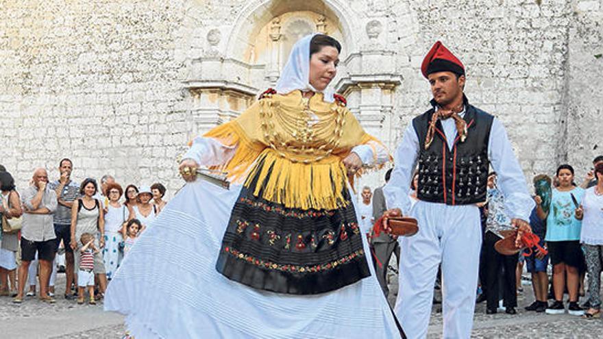 Baile payés en la Plaza de la Catedral tras la ceremonia religiosa de Santa María celebrada el año pasado.