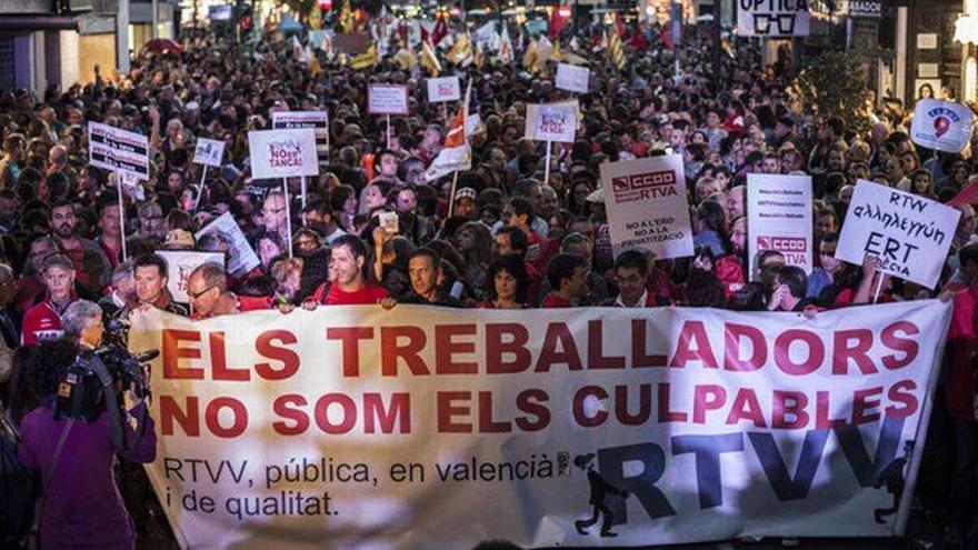 Miles de personas salen a la calle en defensa de la televisión valenciana