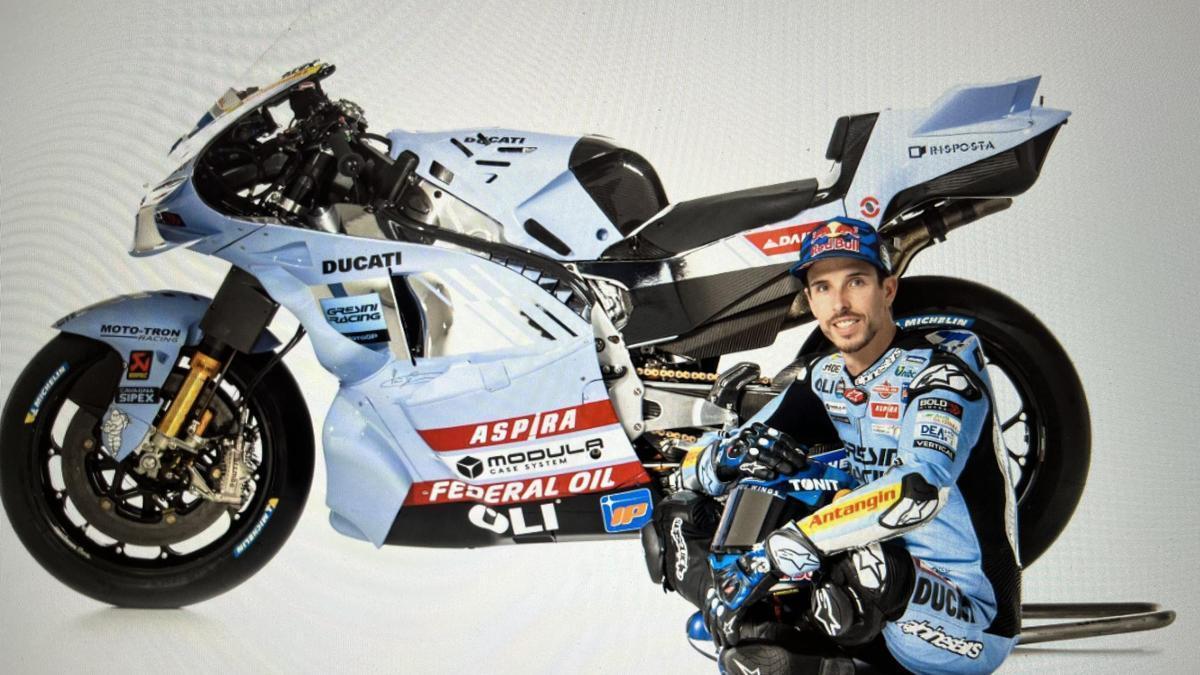Alex Márquez, ayer, junto a su nueva Ducati en el Gresini Racing Team