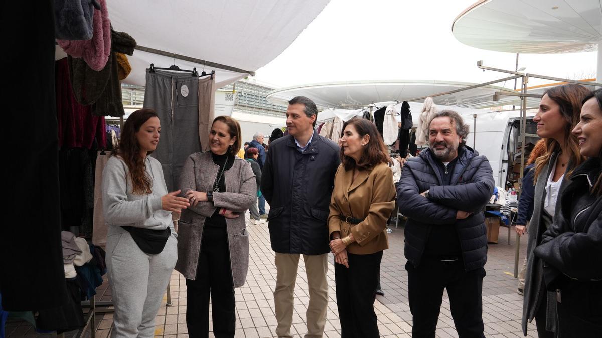 La consejera de Empleo, Empresa y Trabajo Autónomo, Rocío Blanco, durante la visita junto al alcalde de Córdoba, José María Bellido, del Mercadillo de Las Setas, a 12 de diciembre del 2025 en Córdoba, Andalucía, España. , La consejera de Empleo, Empresa y Trabajo Autónomo, Rocío Blanco, visita junto al alcalde de Córdoba, José María Bellido, el Mercadillo de Las Setas para presentar la publicación 'El comercio ambulante en Andalucía 2024', que incluye el censo actualizado de los mercadillos andaluces. 12 DICIEMBRE 2025 Guillermo Morales 12/12/2025. Rocío Blanco;Guillermo Morales