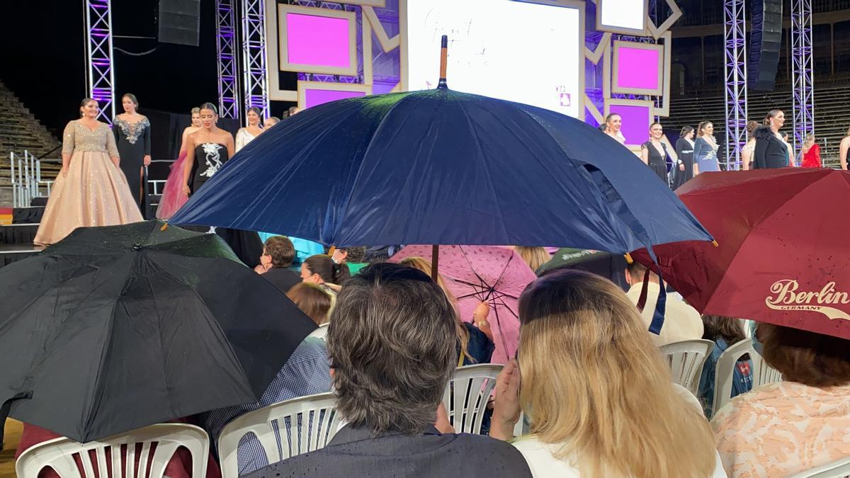 La lluvia empaña la gala de elección de las Bellea del Foc