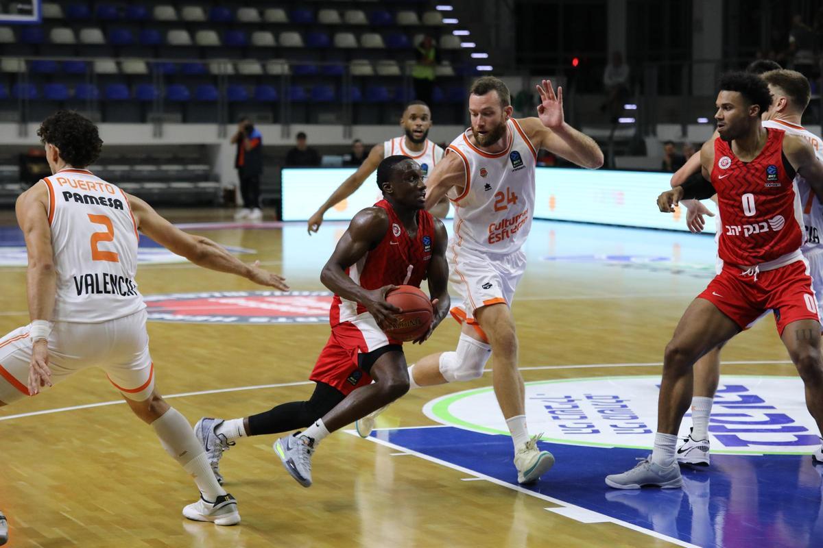Matt Costello intenta defender a un inspirado Jared Harper