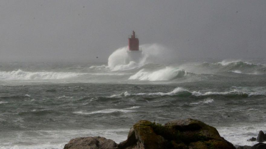 Fuerte oleaje en el Faro de A Borneira, en Cangas.   | // GONZALO NÚÑEZ