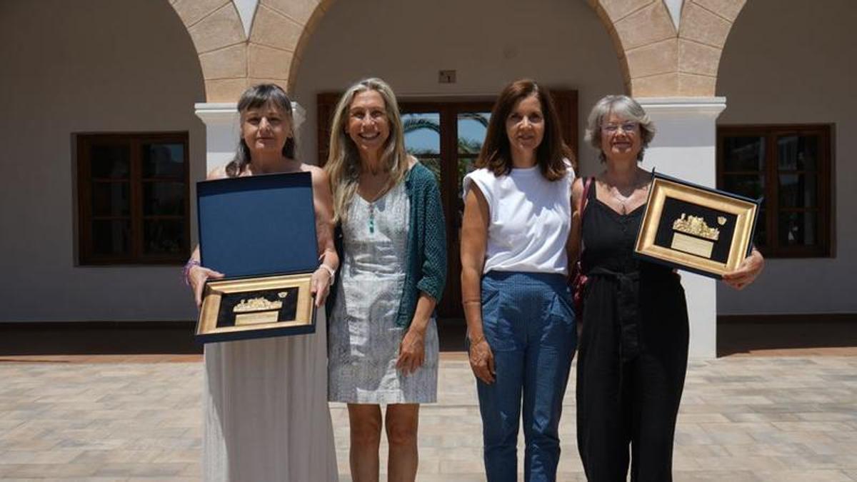 La alcaldesa de Santa Eulària des Riu, Carmen Ferrer, y la concejala de Educación, Marisol Ferrer junto a las homenajeadas durante el acto