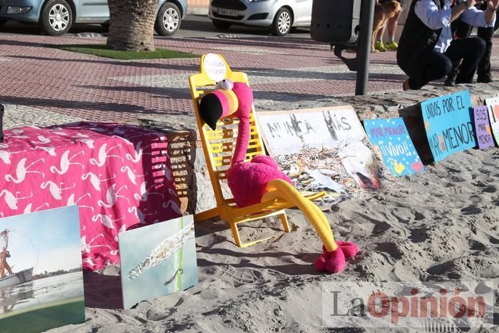 Un 'SOS' gigante para el Mar Menor formado por escolares en Villananitos